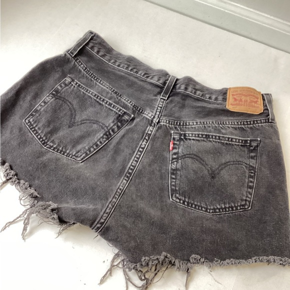 Levi's 501 High Rise Size 33 Button Fly Black Denim Shorts Distressed Cut Off - Picture 7 of 7